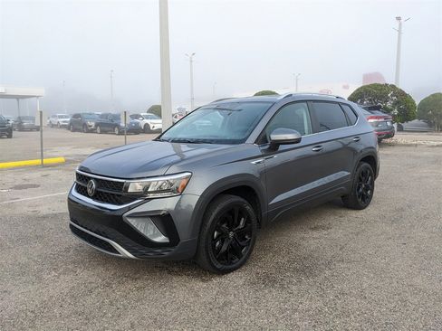 Certified 2024 Volkswagen Taos SE w/ Panoramic Sunroof Package image 2