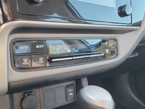 Used 2017 Toyota Corolla LE image 23