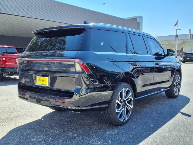 New 2027 Lincoln Navigator Reserve AWD/4WD image 2