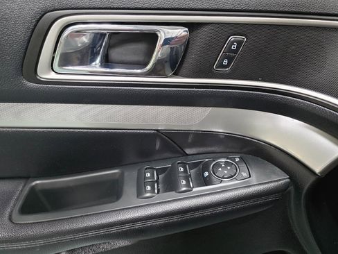 Used 2016 Ford Explorer XLT image 18