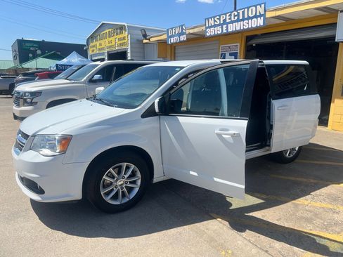 Used 2020 Dodge Grand Caravan SE FWD image 9