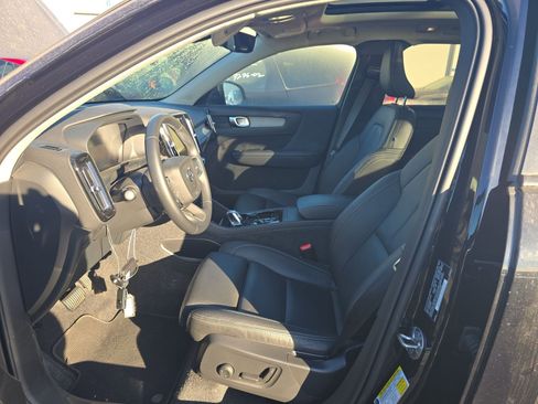 Used 2025 Volvo XC40 B5 Plus image 3