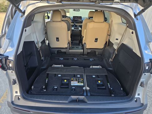 Used 2022 Toyota Sienna XLE image 18