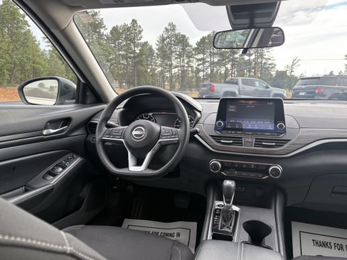 Used 2025 Nissan Altima 2.5 SV FWD image 3