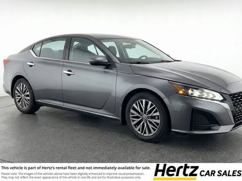 Used 2025 Nissan Altima 2.5 SV image 1