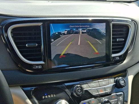 Used 2024 Chrysler Pacifica Touring-L FWD image 19