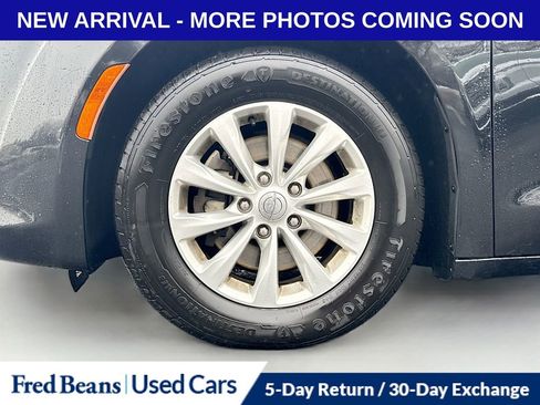 Used 2018 Chrysler Pacifica Touring-L image 11