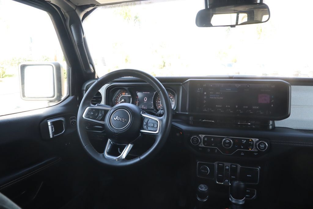 Used 2024 Jeep Wrangler Unlimited Sahara AWD/4WD image 27