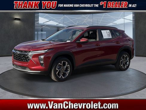 Used 2025 Chevrolet Trax LT w/ LPO, Blackout Package FWD image 1