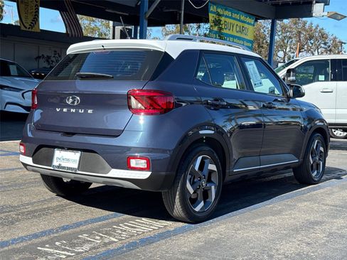 Used 2023 Hyundai Venue Limited FWD image 11