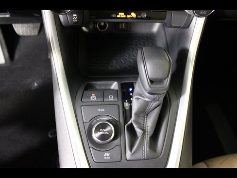 Used 2025 Toyota RAV4 XLE AWD/4WD image 27