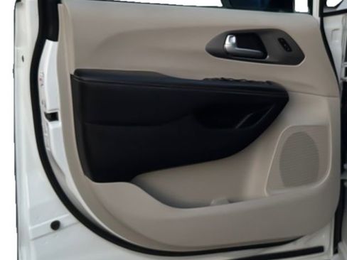 Used 2024 Chrysler Pacifica Touring-L image 14