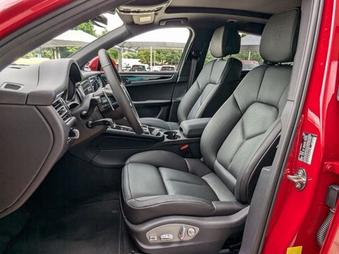 Certified 2025 Porsche Macan image 5