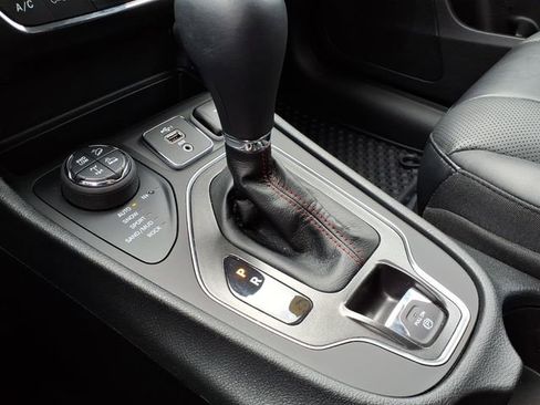 Used 2022 Jeep Cherokee Trailhawk w/ Premium Leather Package AWD/4WD image 19