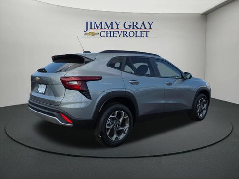 New 2026 Chevrolet Trax LT w/ Driver Confidence Package FWD image 5
