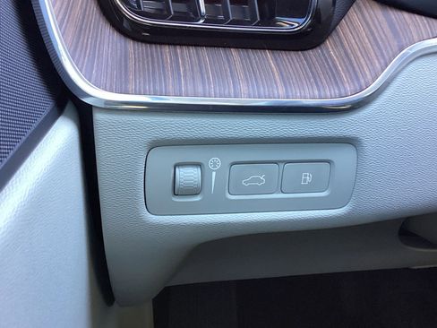 Certified 2021 Volvo XC60 T8 Inscription Expression w/ Climate Package image 24