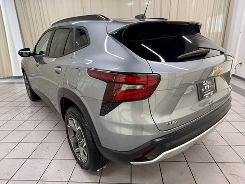Certified 2025 Chevrolet Trax LT w/ LT Convenience Package FWD image 8