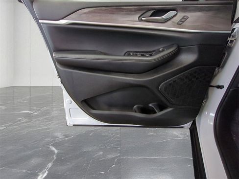 Used 2024 Jeep Grand Cherokee L Limited image 13