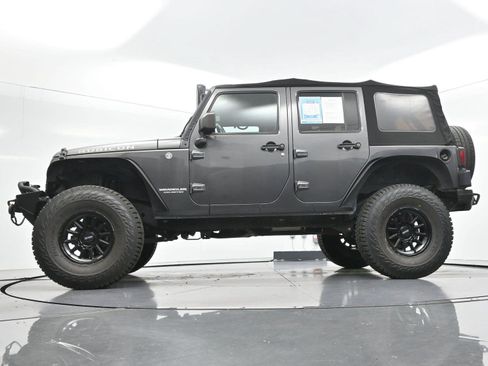 Used 2017 Jeep Wrangler Unlimited Rubicon w/ Connectivity Group AWD/4WD image 38