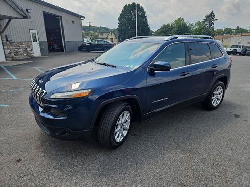 Used 2018 Jeep Cherokee Latitude Plus w/ Cold Weather Group AWD/4WD image 7