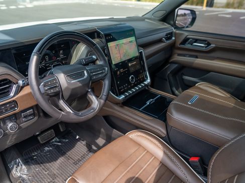 Used 2025 GMC Yukon XL Denali Ultimate AWD/4WD image 4
