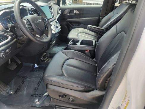 Used 2025 Chrysler Pacifica Select FWD image 11