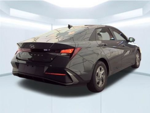 Used 2025 Hyundai Elantra SE FWD image 5