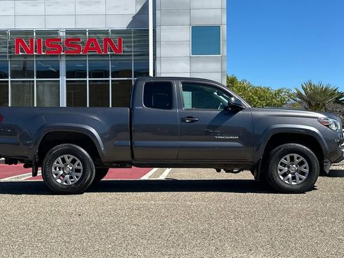 Used 2017 Toyota Tacoma SR5 w/ Tow Package image 3