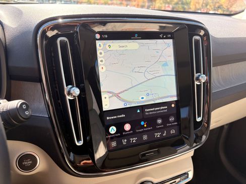 Certified 2026 Volvo XC40 B4 Plus w/ Climate Package FWD image 28