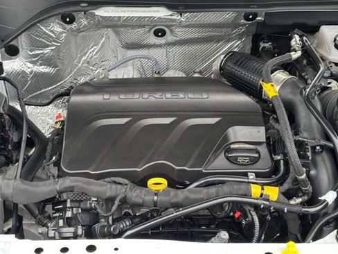 Used 2025 Chevrolet Trax LT FWD image 37