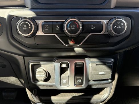 Used 2020 Jeep Wrangler Sport image 22