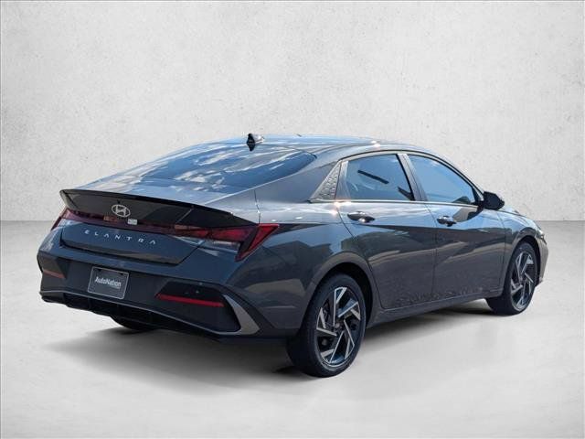 Used 2025 Hyundai Elantra Sport FWD image 2