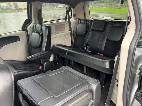 Used 2016 Dodge Grand Caravan SXT FWD image 16
