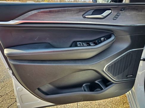 Certified 2024 Jeep Grand Cherokee L Overland w/ Advanced Protech Group III image 10