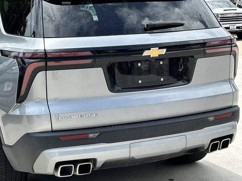 Used 2025 Chevrolet Traverse LT FWD image 6