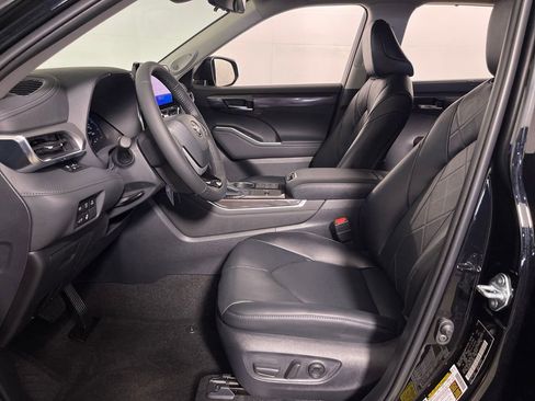 New 2026 Toyota Highlander Platinum AWD/4WD image 12