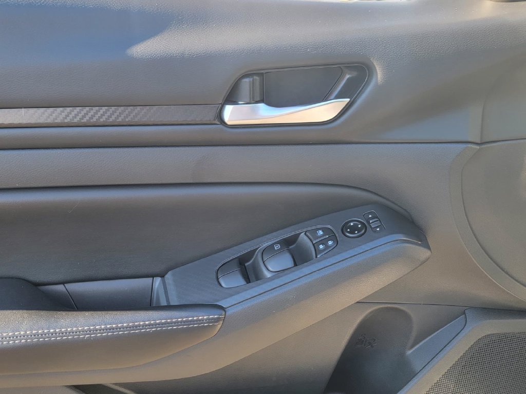 Used 2025 Nissan Altima 2.5 SV FWD image 11