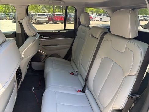 Used 2022 Jeep Grand Cherokee Overland w/ Luxury Tech Group IV AWD/4WD image 22
