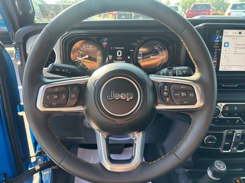 Used 2024 Jeep Wrangler Unlimited Sahara w/ Technology Group AWD/4WD image 18