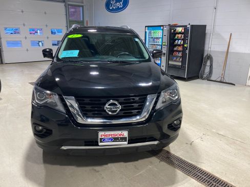 Used 2017 Nissan Pathfinder Platinum image 2