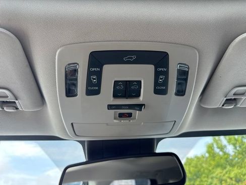 Used 2023 Toyota Sienna XLE FWD image 25
