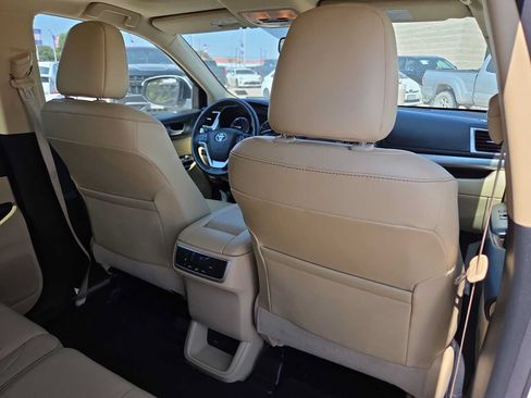 Used 2016 Toyota Highlander XLE AWD/4WD image 16