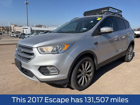 Used 2017 Ford Escape Titanium image 2