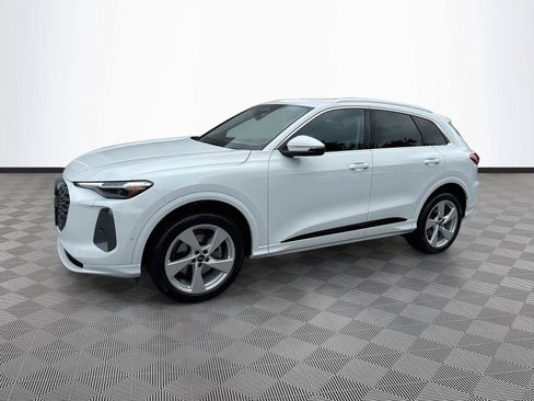 Certified 2025 Audi Q5 Premium AWD/4WD image 3