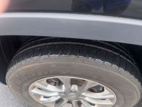 Used 2020 Jeep Cherokee Latitude Plus w/ Comfort/Convenience Group image 11