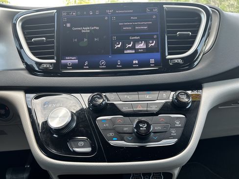 Used 2023 Chrysler Pacifica Touring-L FWD image 15