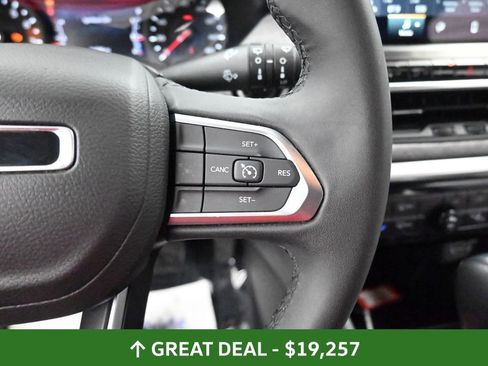 Used 2024 Jeep Compass Latitude image 34