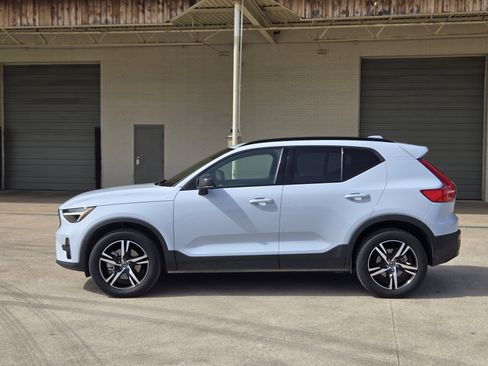 Used 2024 Volvo XC40 B5 Core image 3