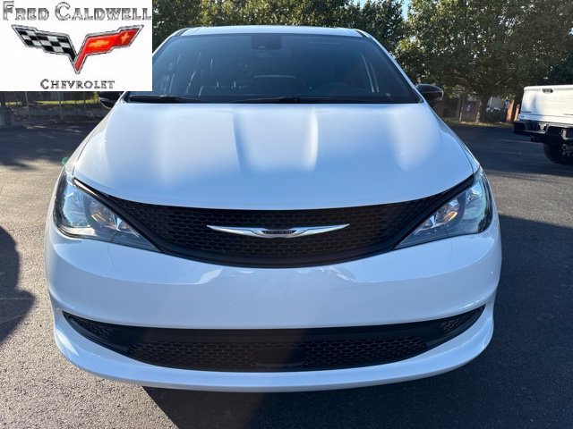 Used 2025 Chrysler Voyager LX FWD image 3