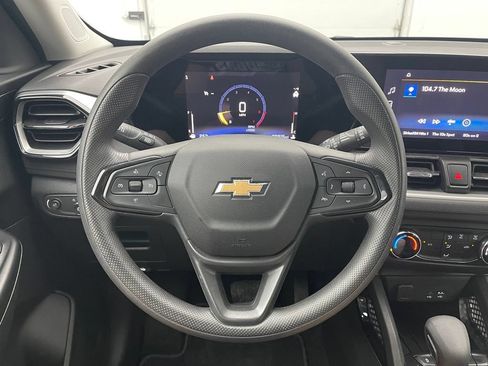 Used 2024 Chevrolet TrailBlazer LS w/ LS Convenience Package FWD image 17